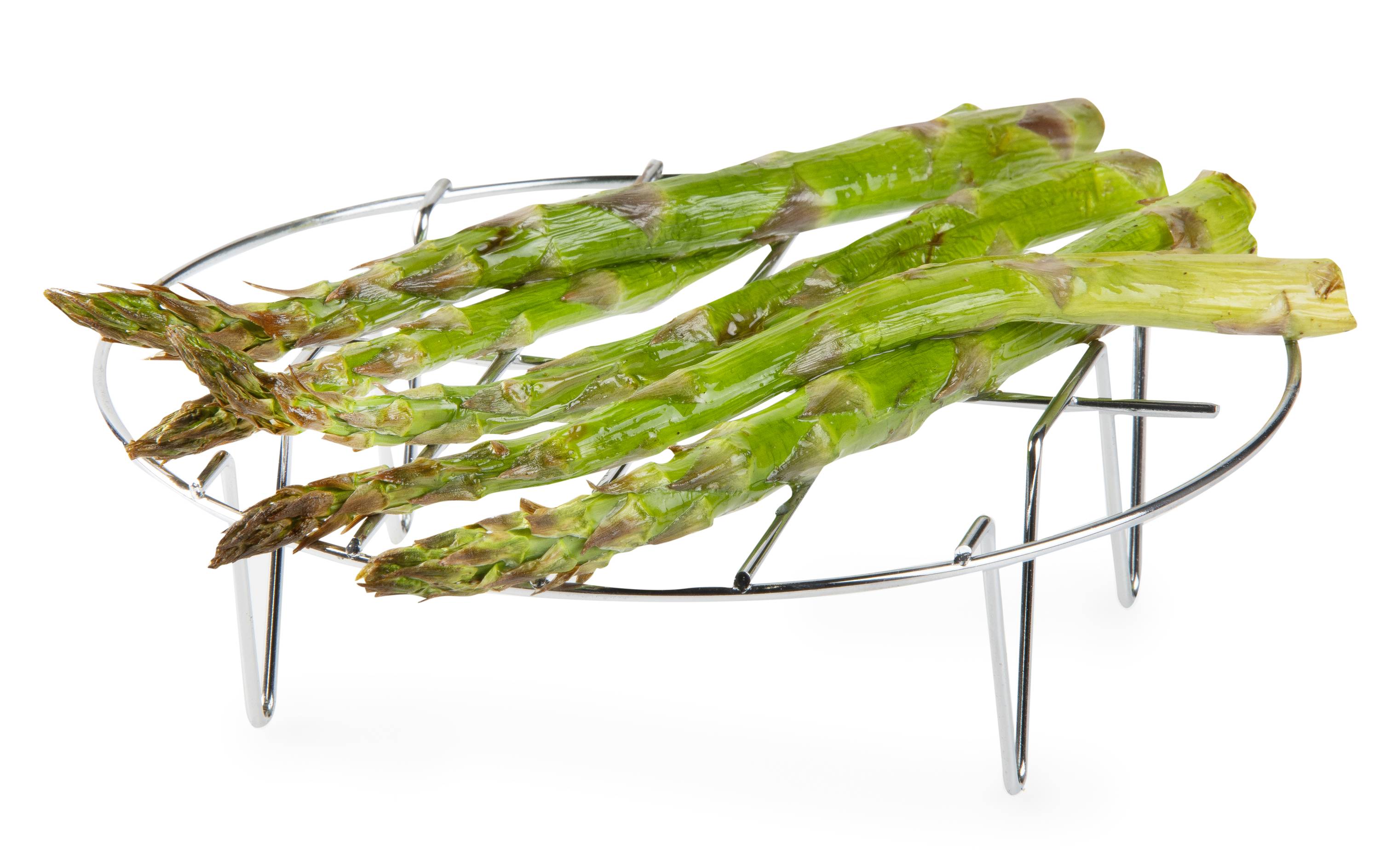 Asperges vertes sur un cuiseur vapeur en acier inoxydable, prêtes à être cuites à la vapeur.