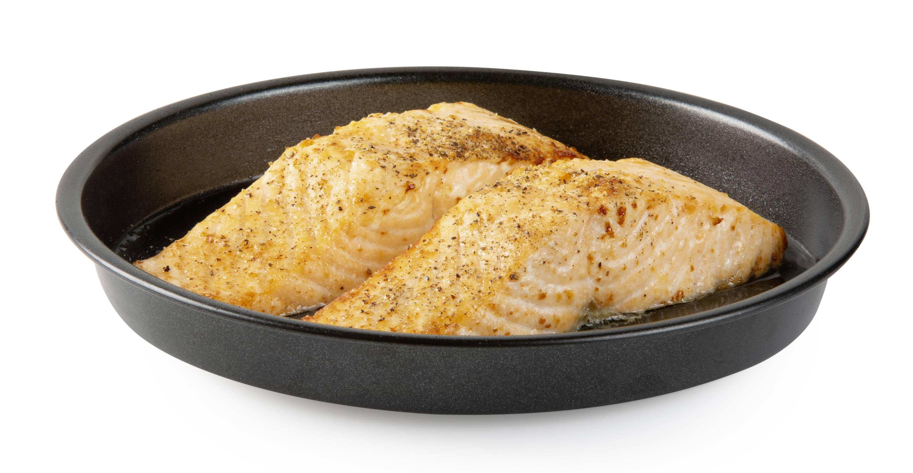 Deux morceaux de saumon grillés dans une poêle noire. Le saumon est doré et juteux, ce qui indique une préparation fraîche.