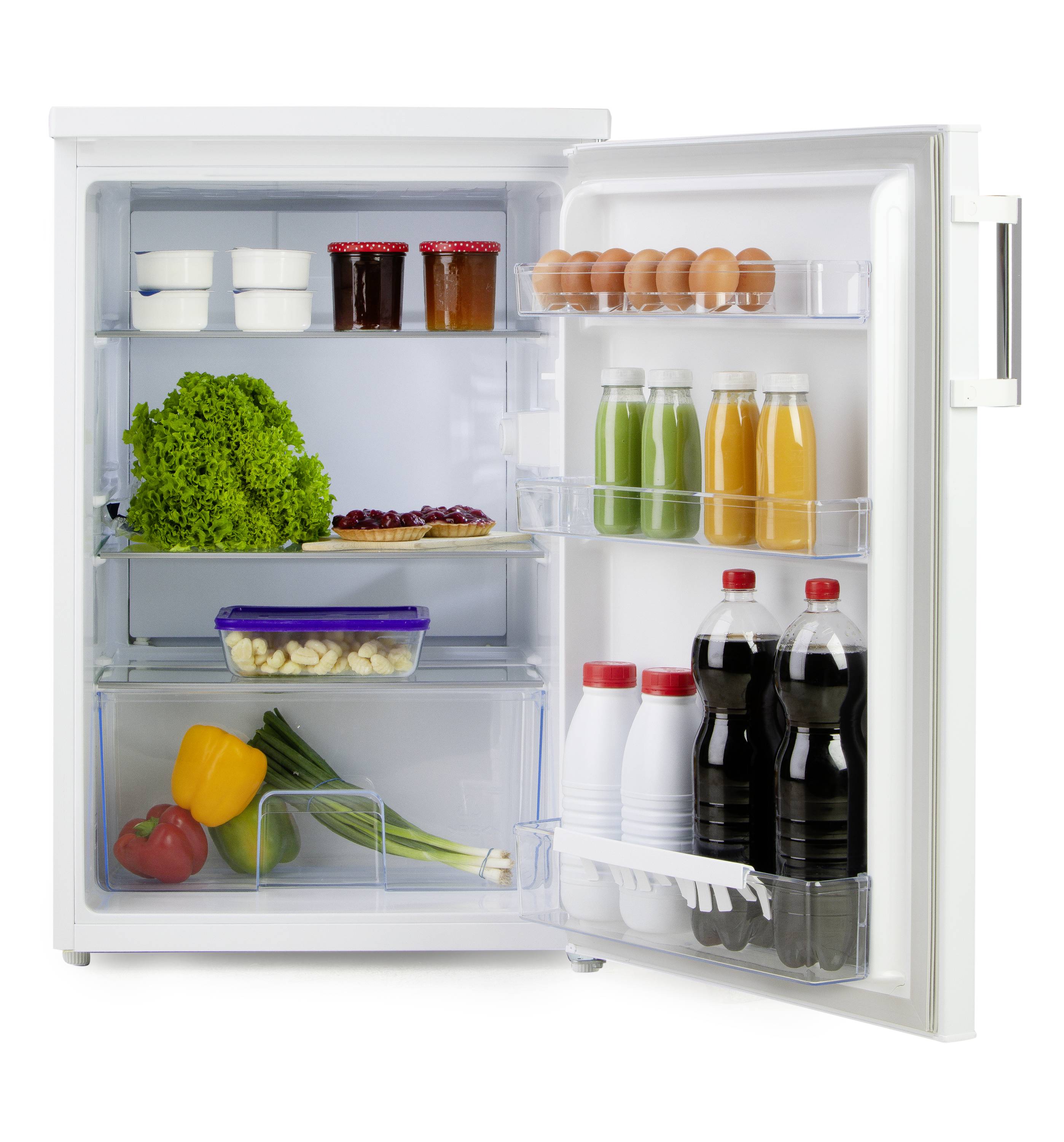 Un réfrigérateur ouvert montre différents aliments : sur le côté gauche des fruits, des légumes et de la salade ; dans la porte des œufs, des jus et des bouteilles.