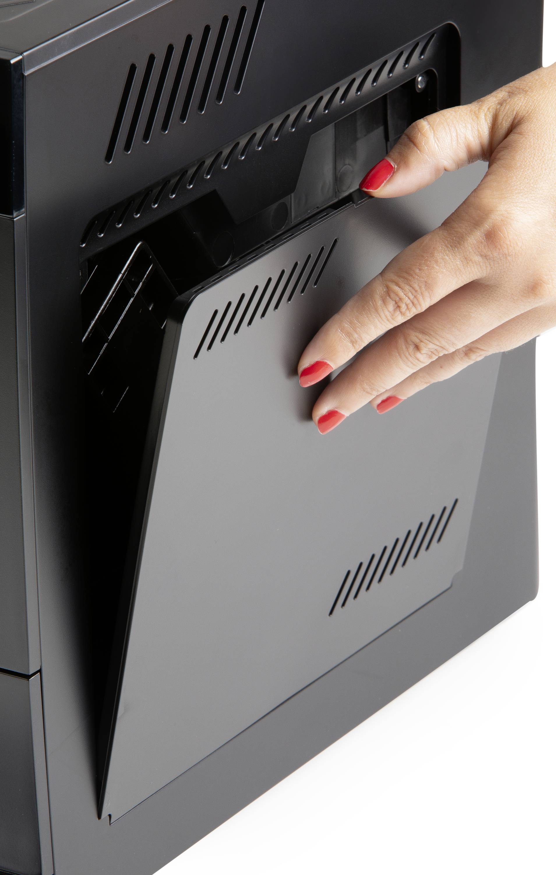 Une main avec du vernis à ongles rouge ouvre le panneau latéral d'un boîtier d'ordinateur noir.