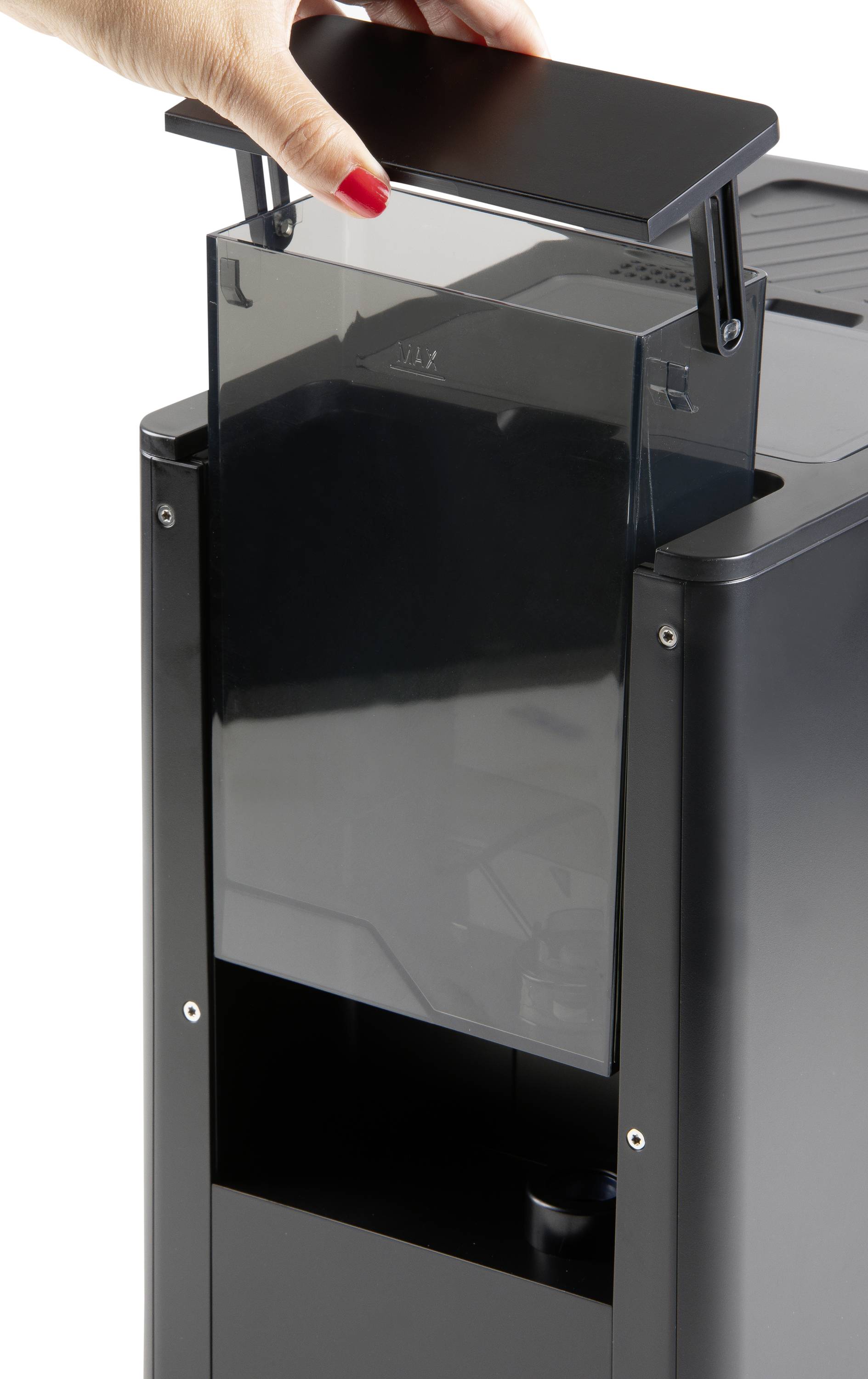 Une main pose un couvercle transparent sur un distributeur automatique de papier noir, montrant l'entretien ou le réapprovisionnement de l'appareil.