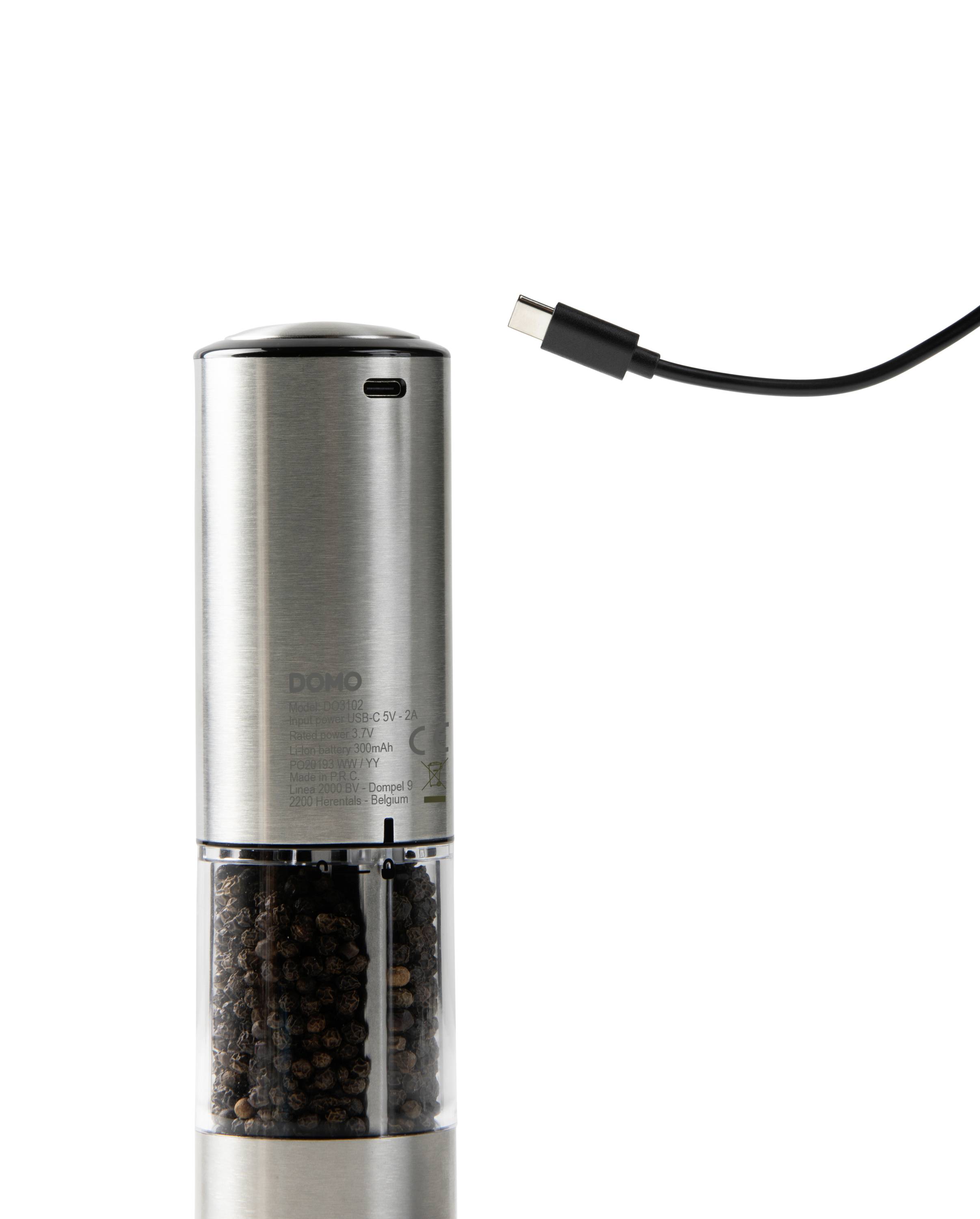 Moulin à poivre électrique avec boîtier en acier inoxydable, rempli de grains de poivre, et câble de charge USB-C.
