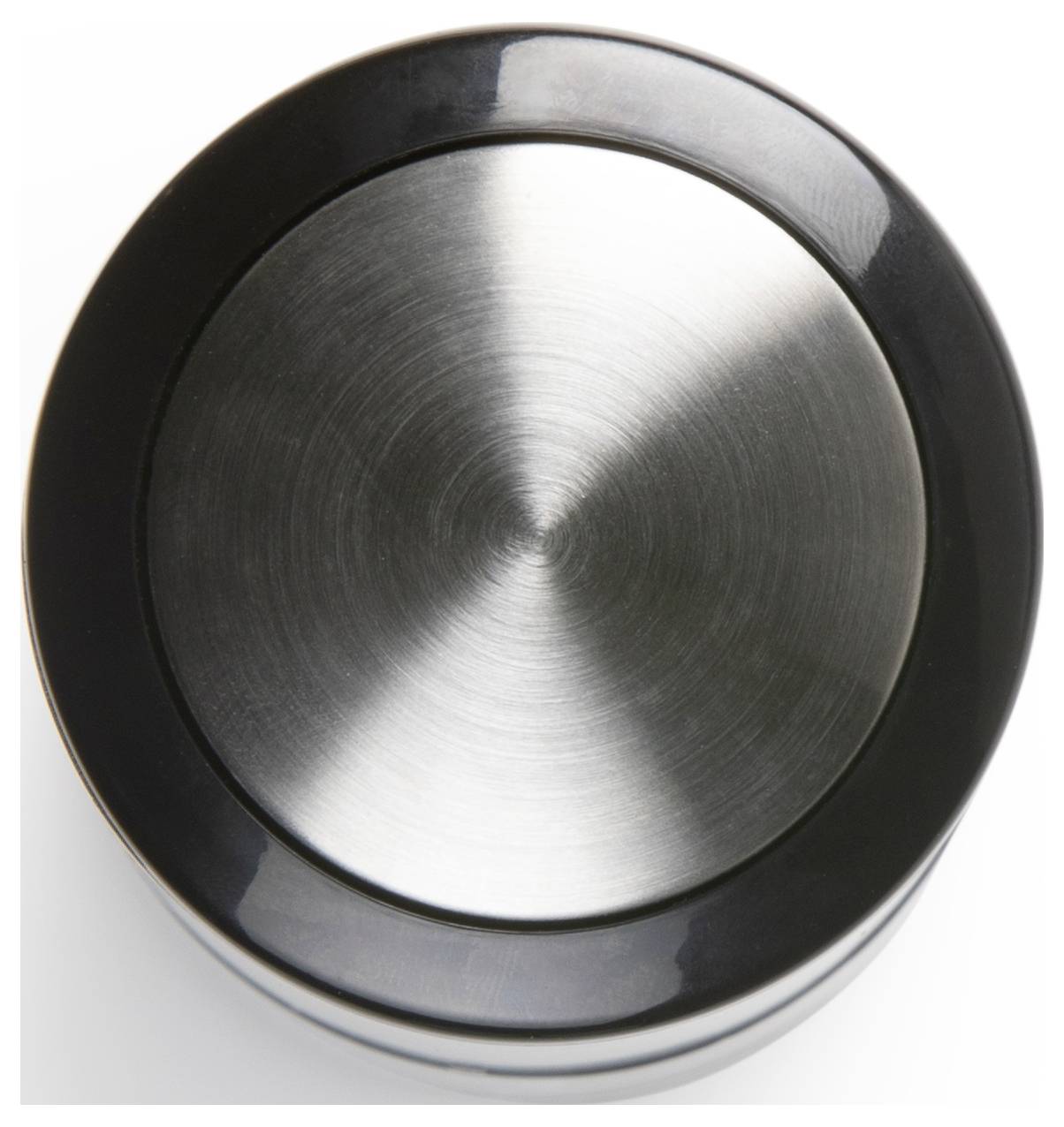 Bouton rond argenté avec une bordure noire, vue de dessus.