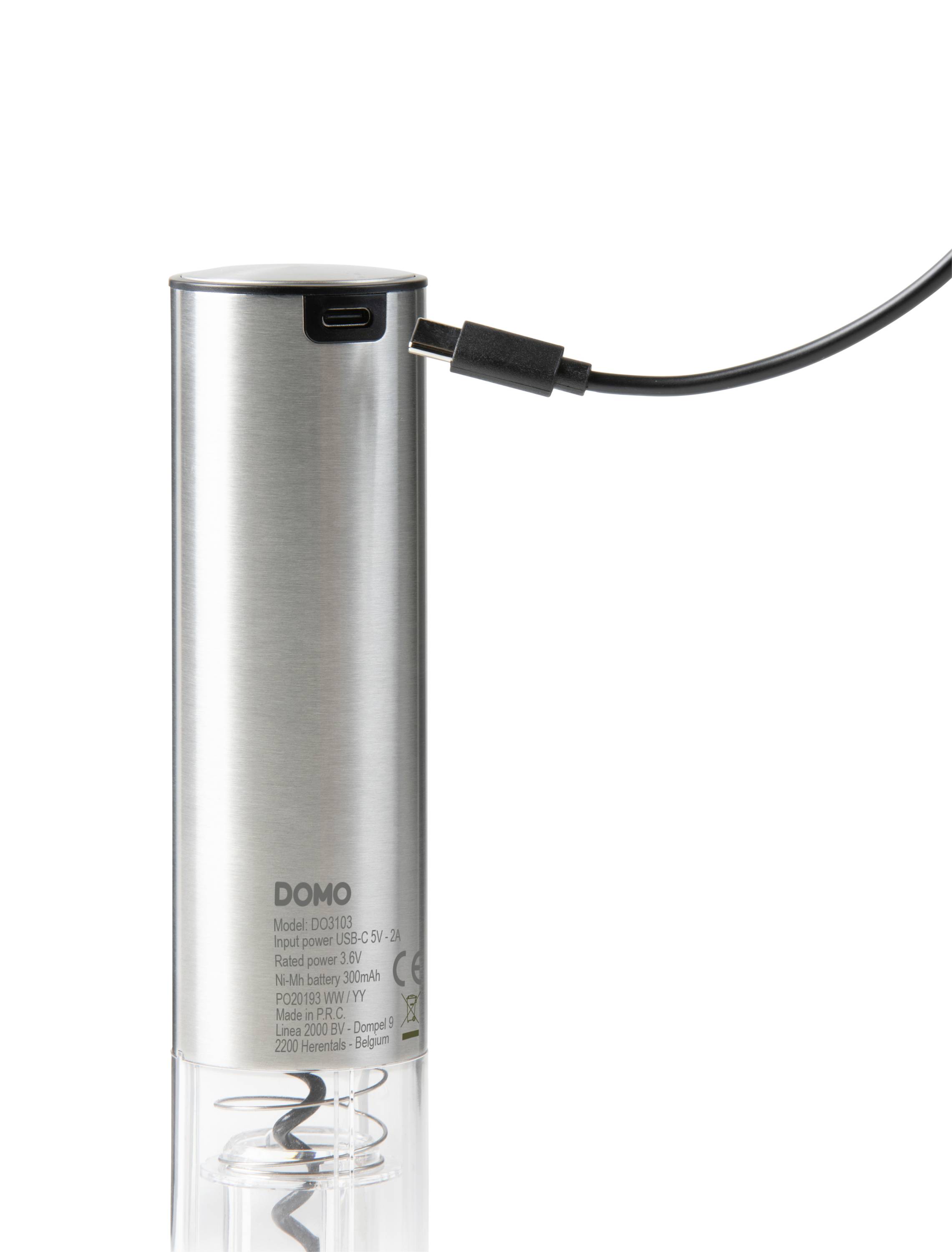 Un mousseur à lait électrique cylindrique argenté avec une connexion de câble de charge USB-C noir sur un fond blanc.