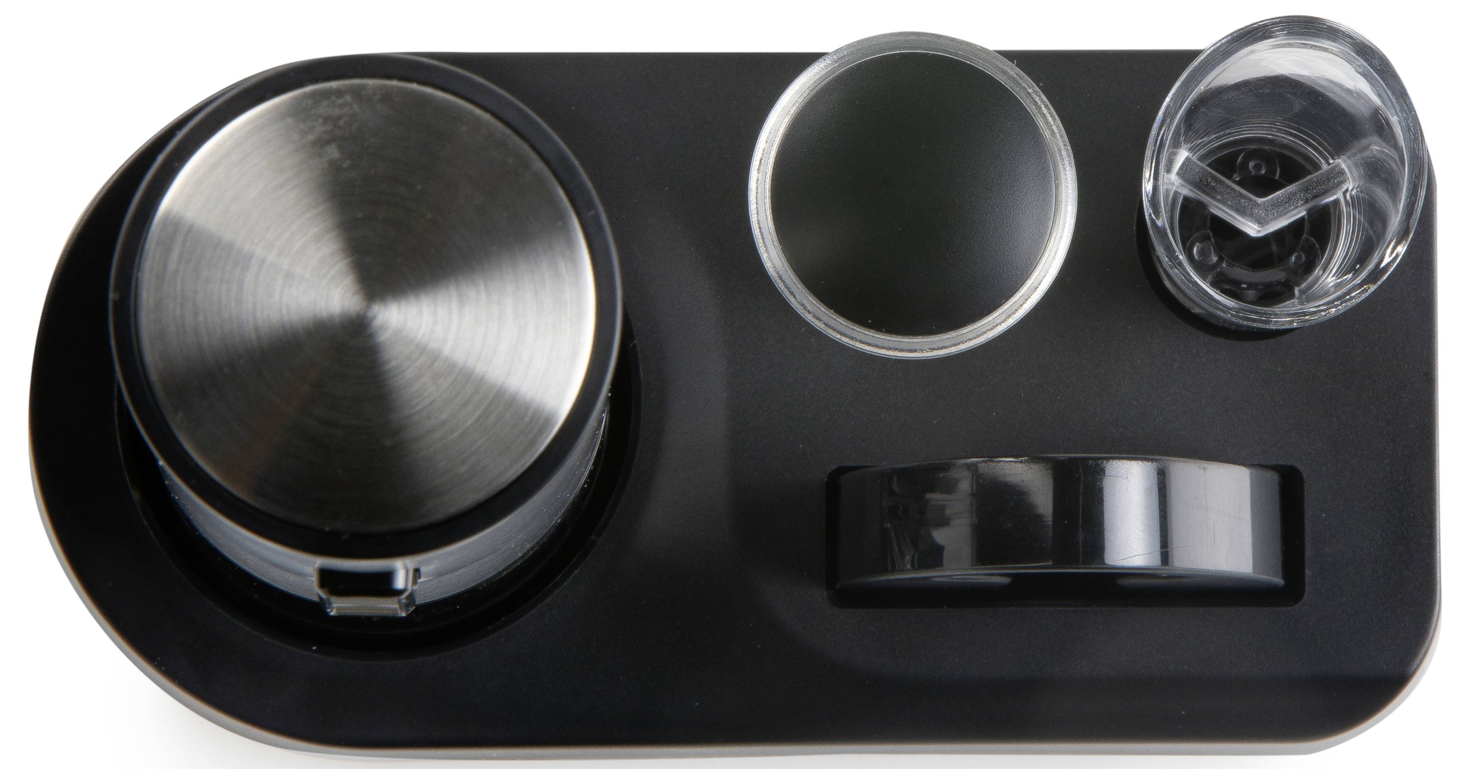 Un ensemble d'accessoires pour machine à café vu de dessus : bouton gauche en acier inoxydable de grande taille, bouton central plus petit et réservoir d'eau transparent à droite.