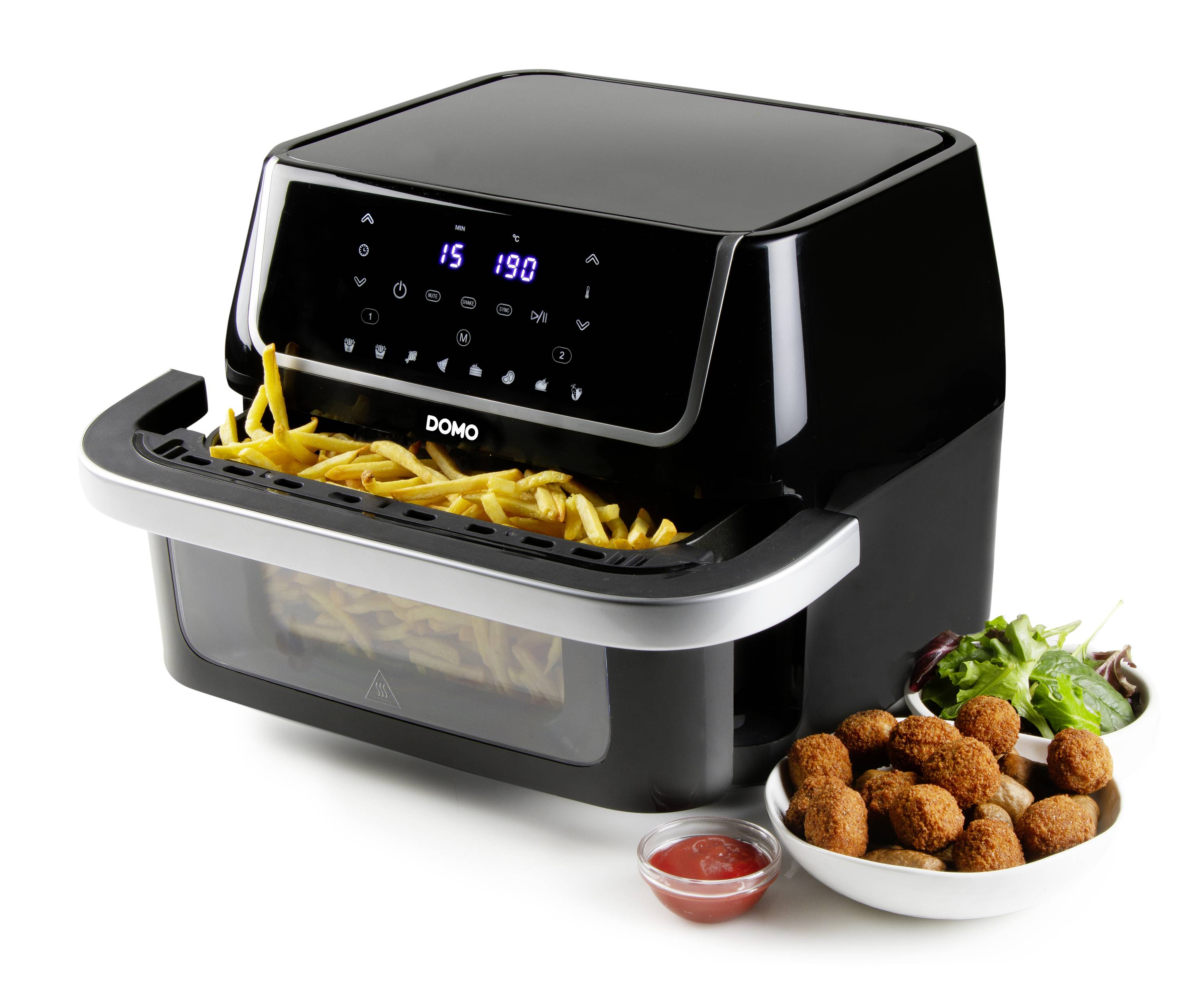 'Friteuse à air chaud noire avec affichage numérique et tiroir coulissant rempli de frites. À côté, une assiette de snacks et de sauce trempette.'