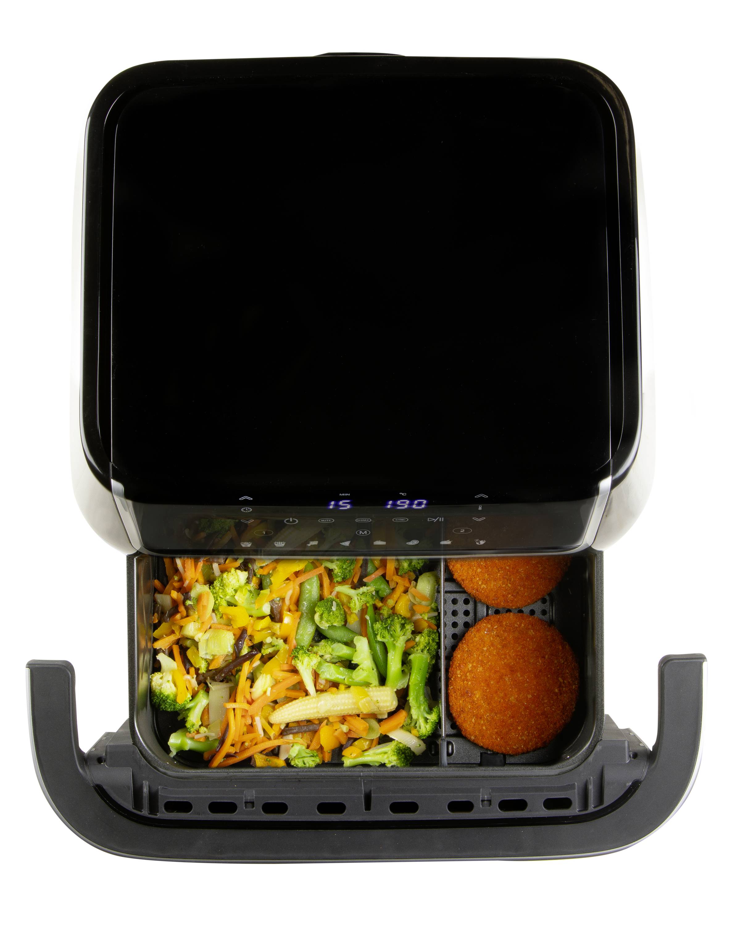 Une friteuse à air chaud noire avec un panier ouvert montrant des légumes colorés et deux aliments panés.