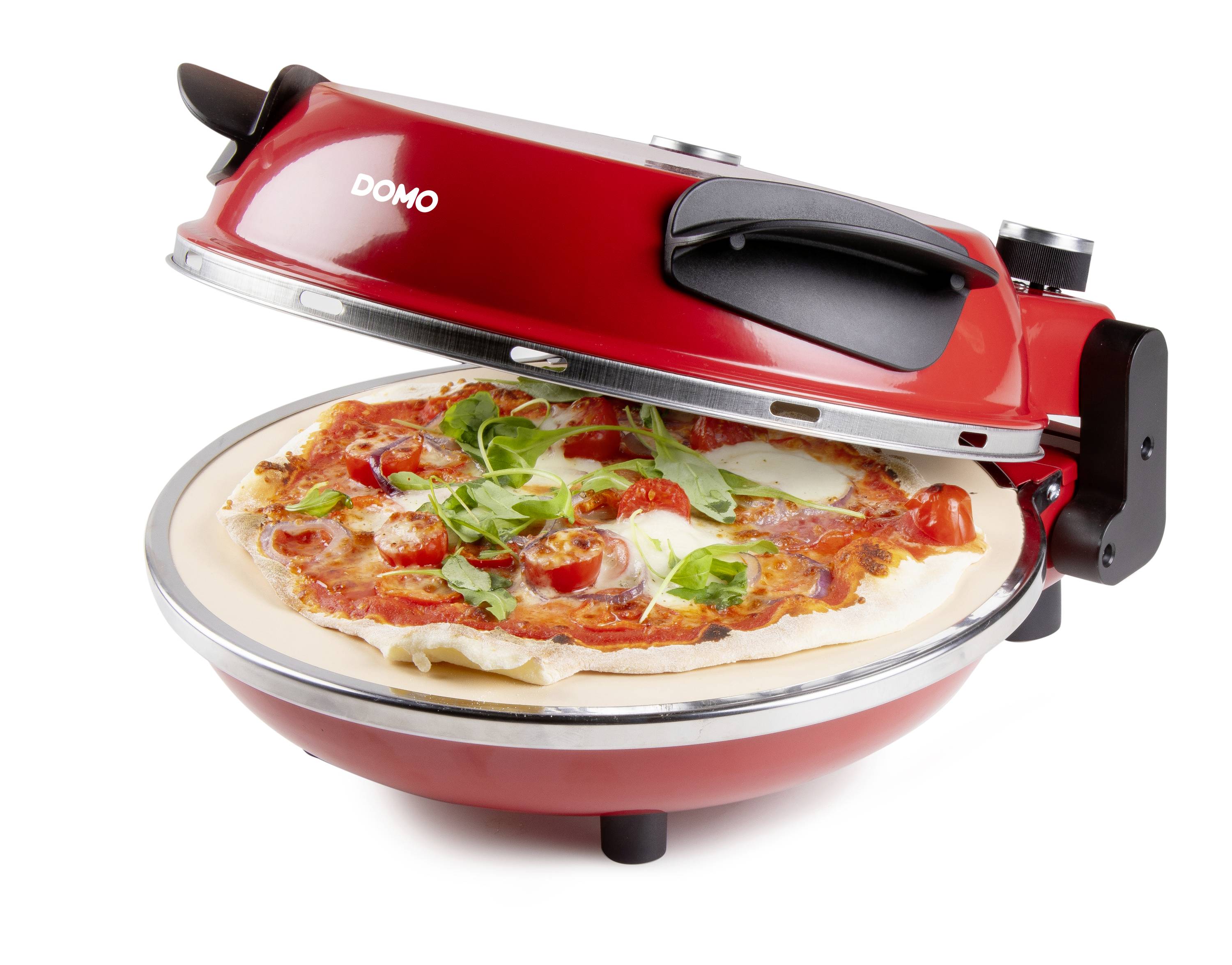 Four à pizza rouge avec le couvercle ouvert, montrant une pizza fraîchement cuite garnie de roquette et de tomates.