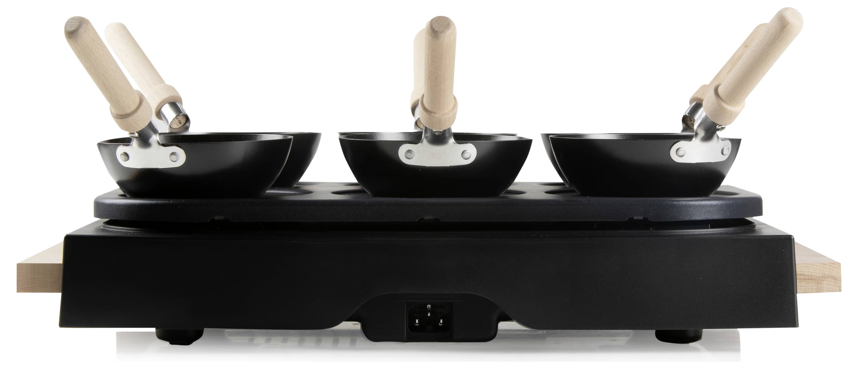 Un grill de table électrique noir avec trois petites poêles disposées côte à côte, chacune munie d'une poignée en bois.
