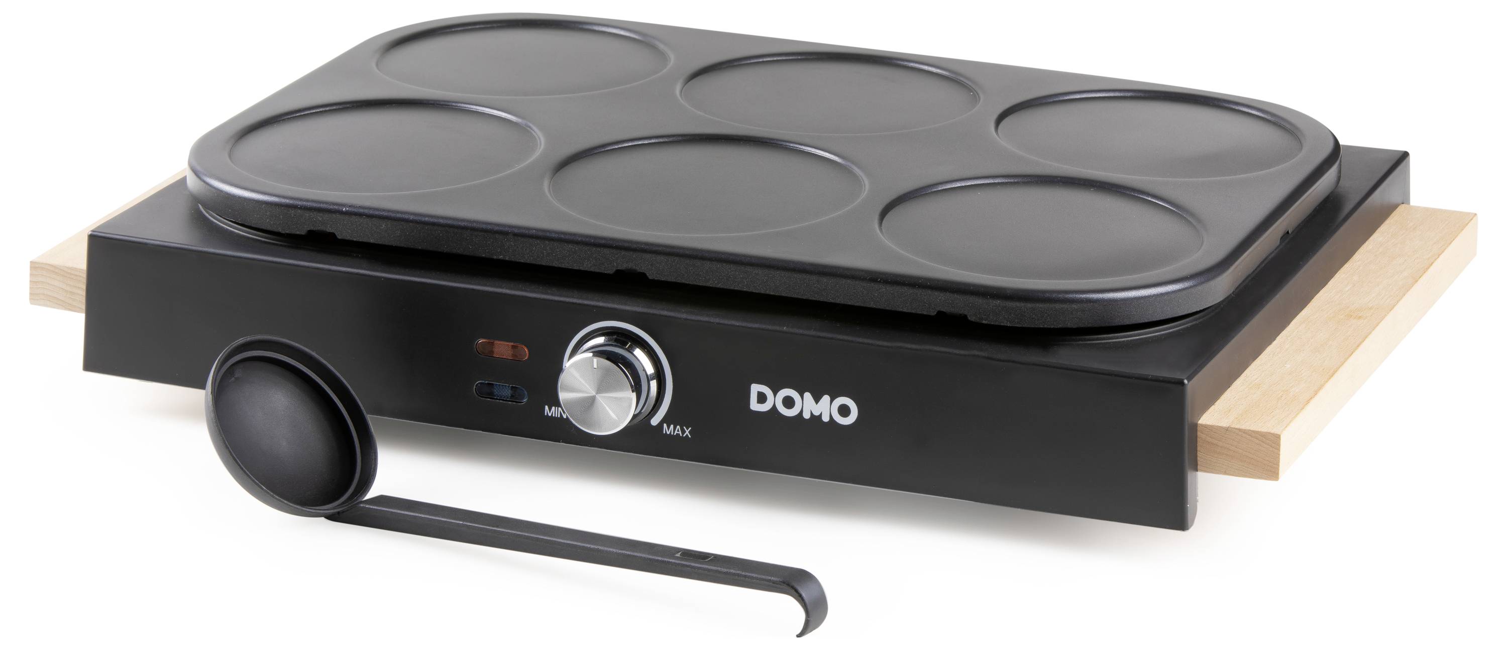 Machine à crêpes noire avec cinq moules ronds, poignées en bois sur les côtés et un régulateur de température. Une louche est posée devant.