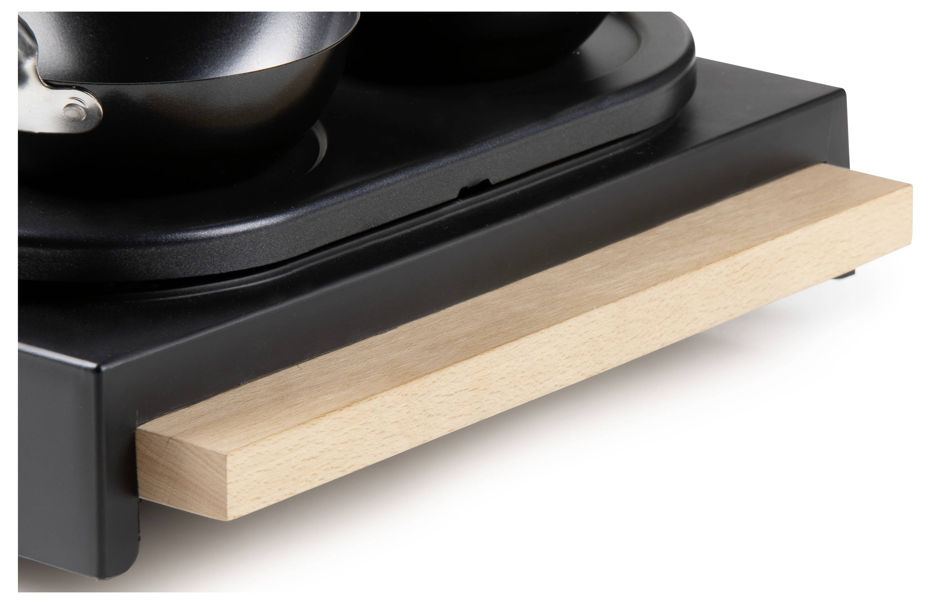 Gros plan sur un appareil noir avec une baguette en bois à l'avant, montrant deux plaques de cuisson circulaires pour casseroles.