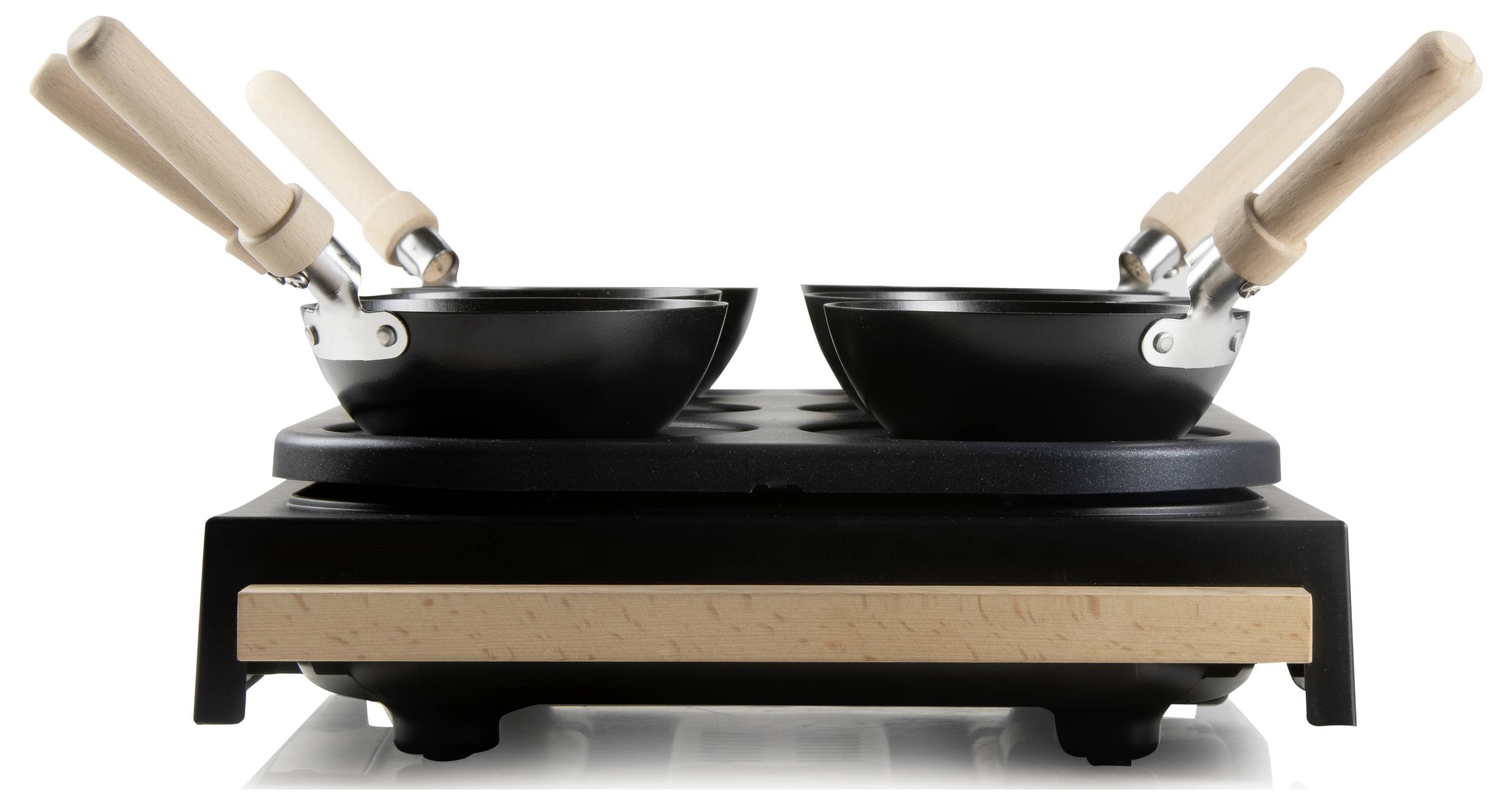 Un ensemble de mini-plaques de cuisson de table double avec de petites poêles noires et des manches en bois, idéal pour les soirées de cuisine à table ou les buffets.