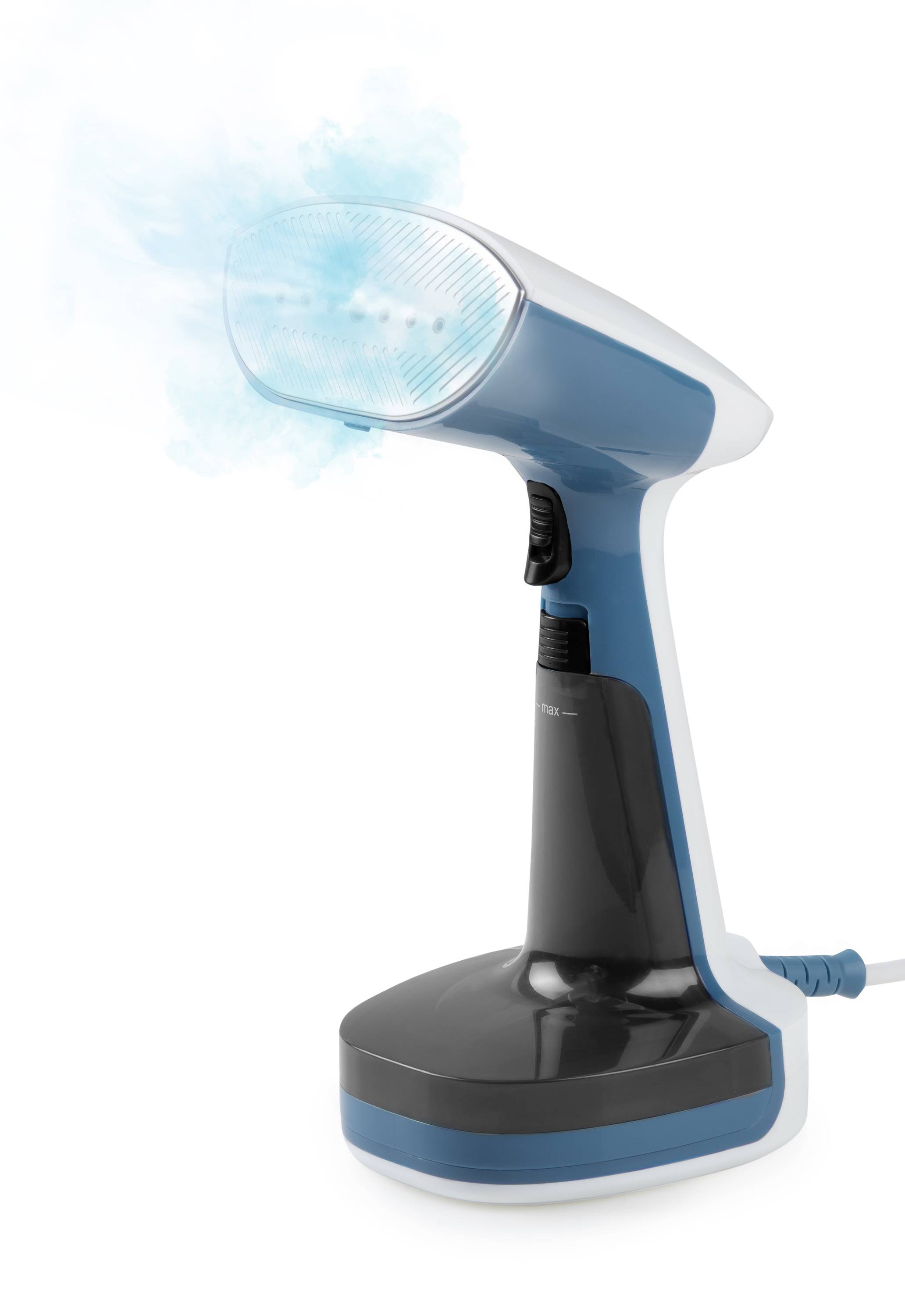 Un vaporisateur de repassage bleu et blanc pulvérise de la vapeur par sa buse, adapté pour lisser les vêtements sans fer à repasser.