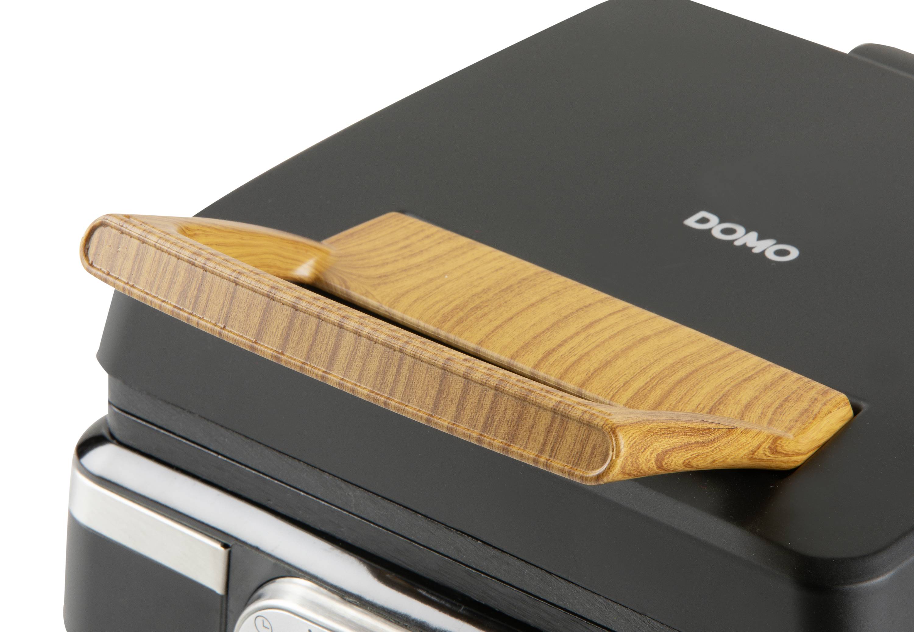 Un appareil de cuisine noir avec une poignée en bois et un fermoir argenté. Le nom de marque 'DOMO' est visible sur le dessus.