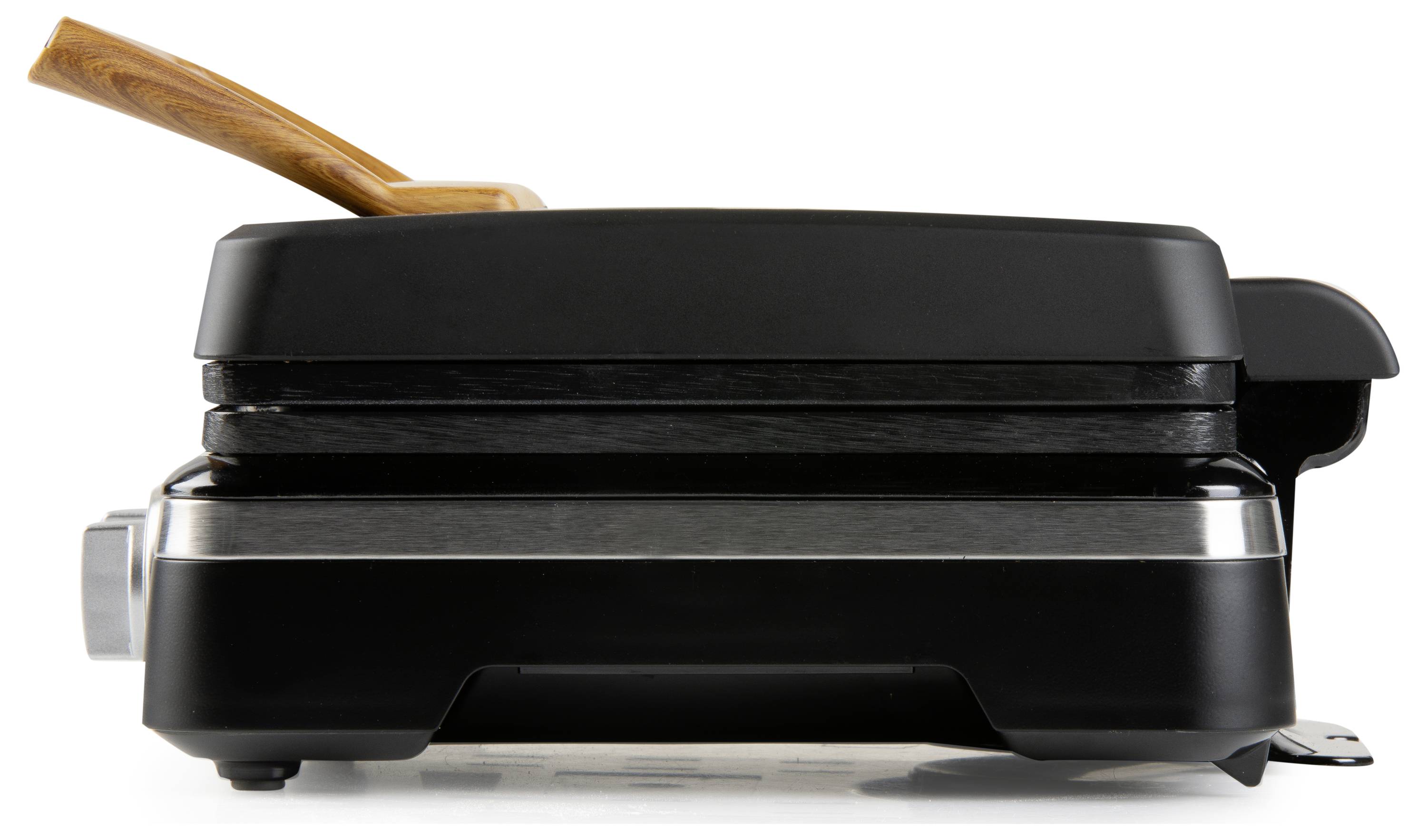 Gril de contact électrique en vue latérale, fermé, avec poignée en bois. Idéal pour griller et toaster des sandwichs et de la viande.