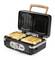 Un sandwich-grill avec son couvercle ouvert montre deux sandwichs dorés et grillés sur sa surface de cuisson.