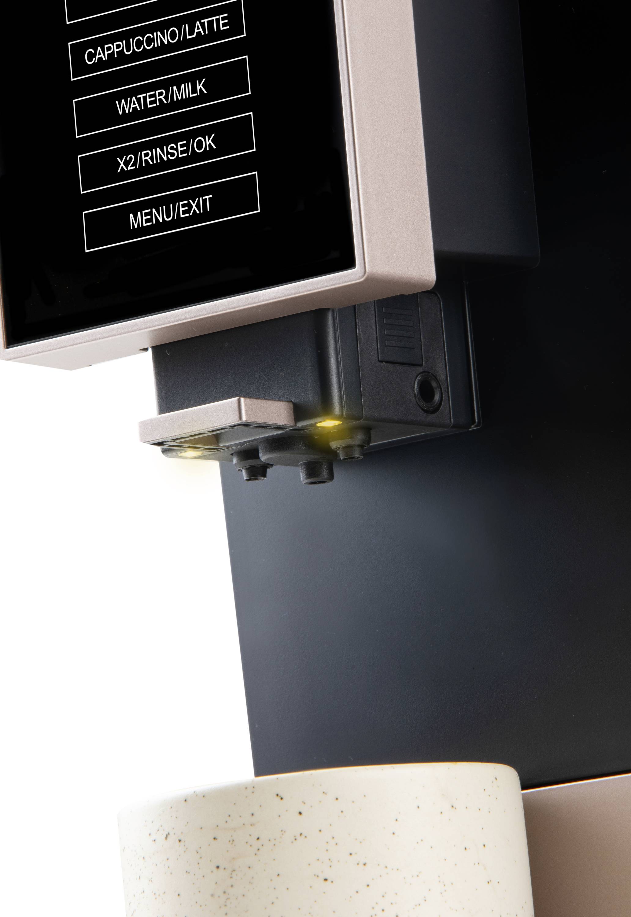 Une machine à café verse du café dans une tasse blanche. L'écran tactile affiche 'Cappuccino/Latte' et d'autres options de sélection.