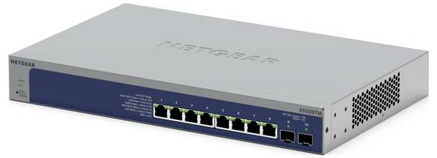 Un commutateur réseau avec huit ports Ethernet, deux ports à fibre optique et un indicateur réseau. Marque : Netgear. Modèle visible sur l'appareil.