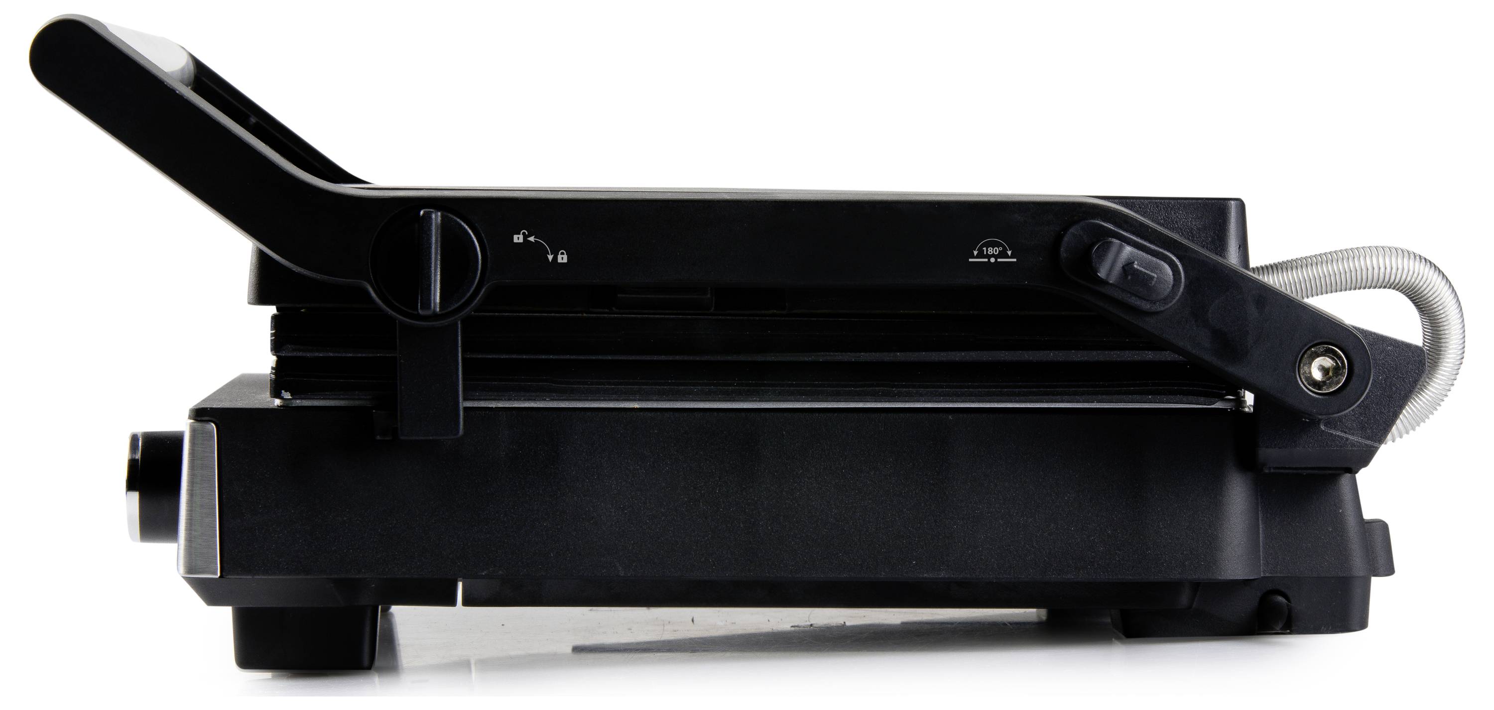 Un grill électrique noir vu de côté. La poignée est visible, tout comme les câbles de connexion et les réglages de température.