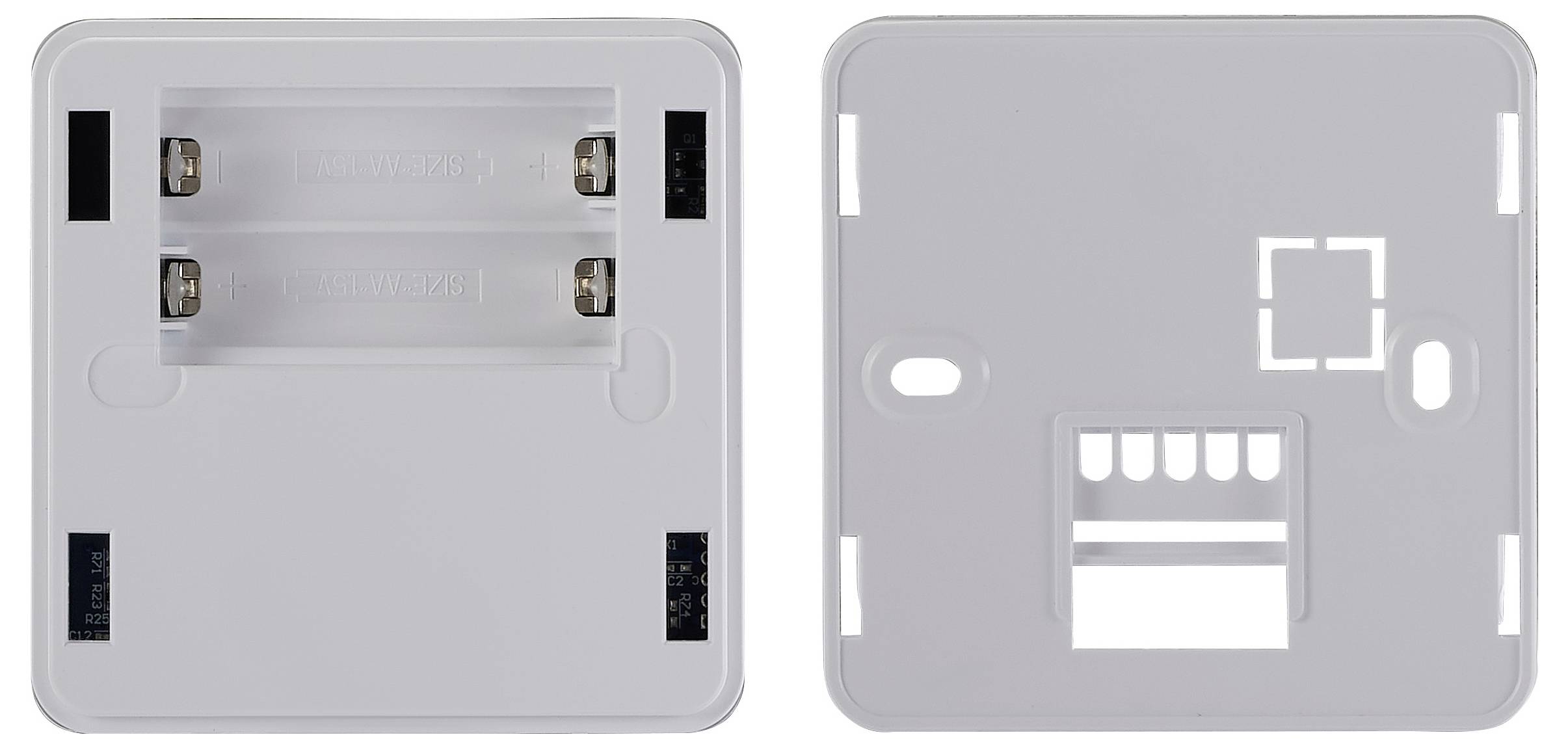 Boîtier en plastique blanc carré présenté sous deux angles : face avant avec des emplacements pour batterie et face arrière avec des découpes et de petits composants visibles.