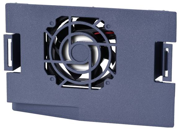 Un petit ventilateur rectangulaire dans un boîtier sombre, dont les fentes d'aération et le rotor central sont visibles.