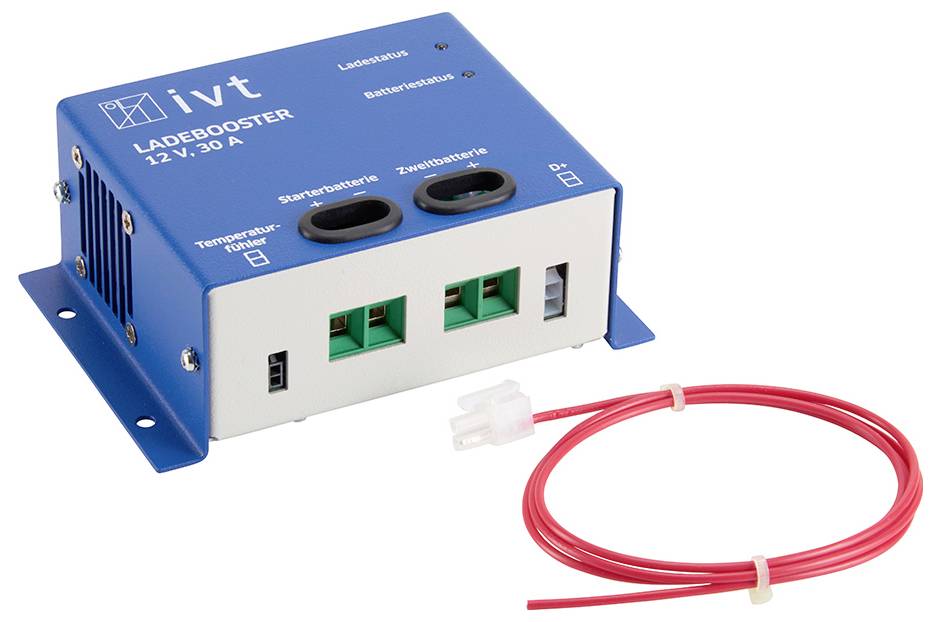 Un booster de charge bleu de la marque 'ivt', 12 V, 30 A, avec des connexions pour le courant de charge, la batterie et les capteurs. Un câble rouge est posé à côté.