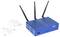 Un routeur sans fil bleu avec trois antennes, accompagné d'un adaptateur secteur et d'un câble USB, utilisé pour la connectivité Internet.