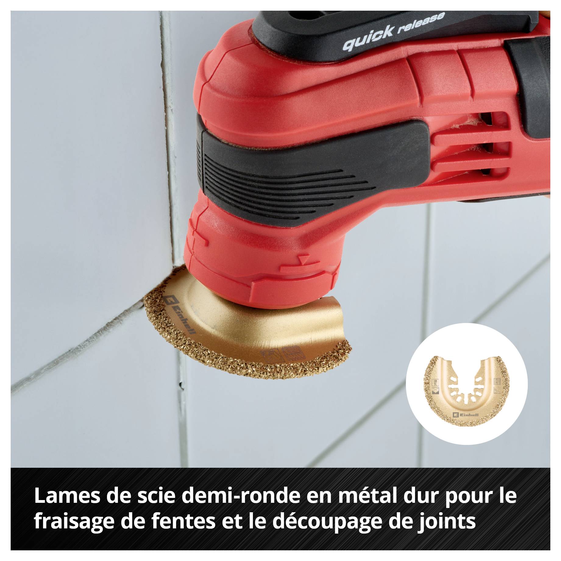 Vue intérieure d'un four en acier inoxydable avec un éclairage intérieur allumé, montrant une grille métallique et un plateau de cuisson positionné au fond.