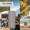 Enceinte portable devant un camping-car et une plage avec des palmiers. Texte 'Jusqu'à 7 heures de lecture musicale'. Batterie Li-Ion.