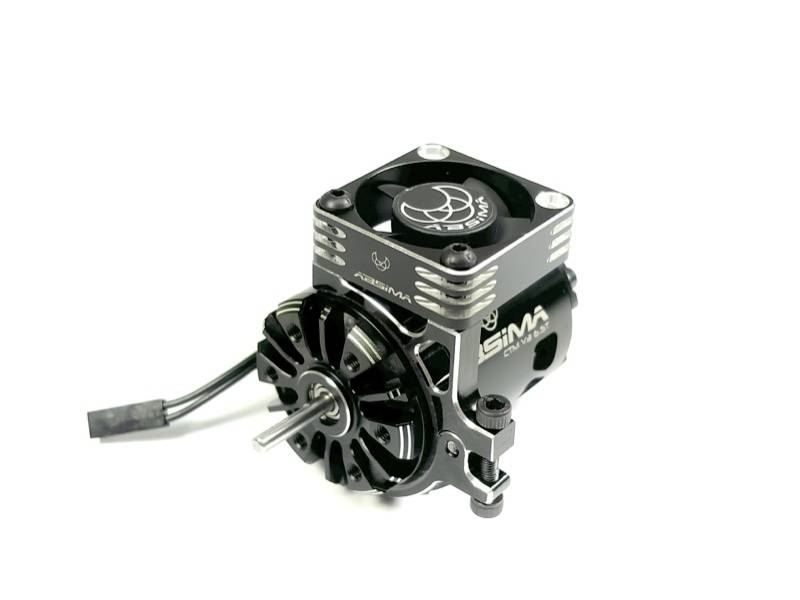Un moteur électrique noir avec des détails argentés et un ventilateur sur le dessus, adapté pour les modèles radiocommandés. Connexion de câble à gauche.