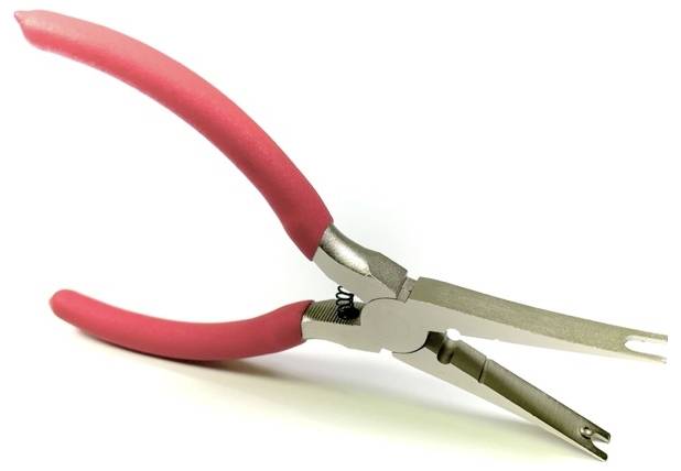Une pince à mors fins et droits avec des poignées rouges sur un fond blanc. Elle est souvent utilisée pour saisir de petits objets.