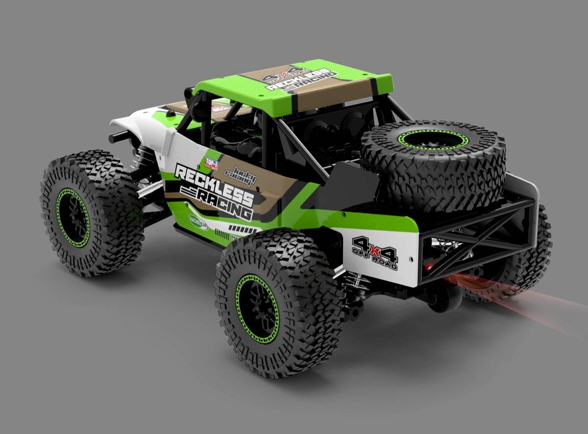 Un véhicule tout-terrain télécommandé vert et marron avec de grandes roues et l'inscription 'Reckless Racing' sur le côté.