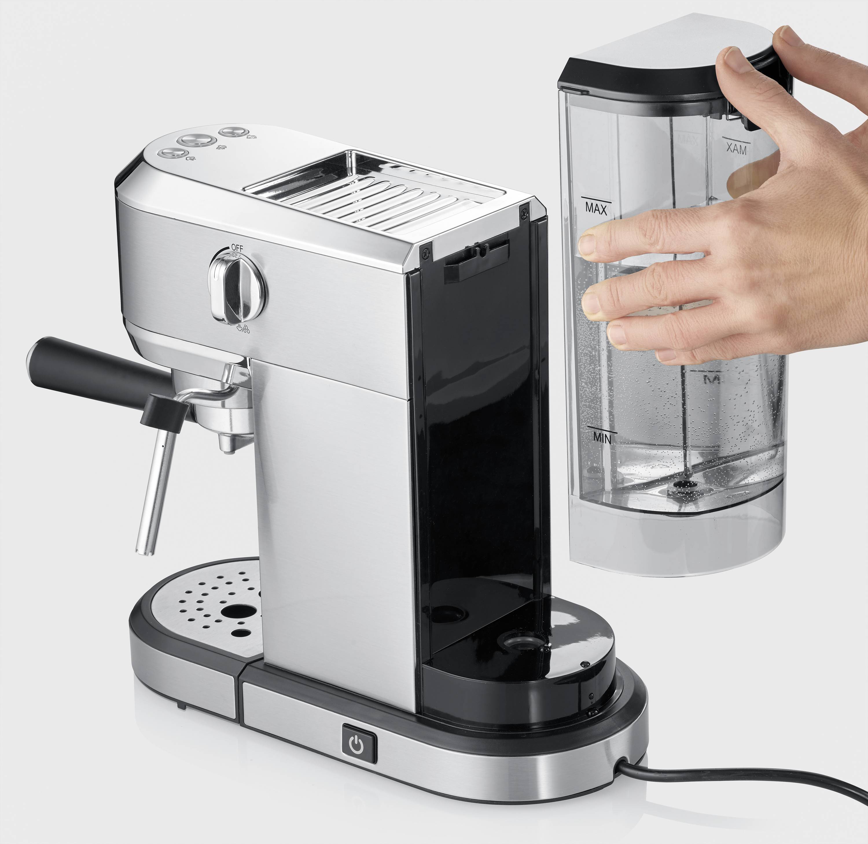 Machine à espresso avec réservoir d'eau amovible. Une main retire le réservoir, montrant sa facilité d'utilisation.