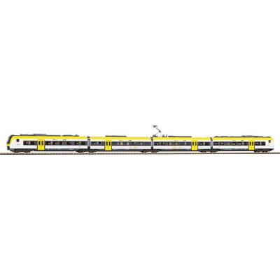 Modèle d'un train régional jaune et blanc sur des rails, composé de trois wagons, avec un pantographe en haut.