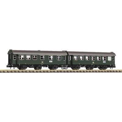 Modèle d'un wagon de passagers vert sur rail, avec des fenêtres détaillées et des inscriptions bien visibles, vue latérale.
