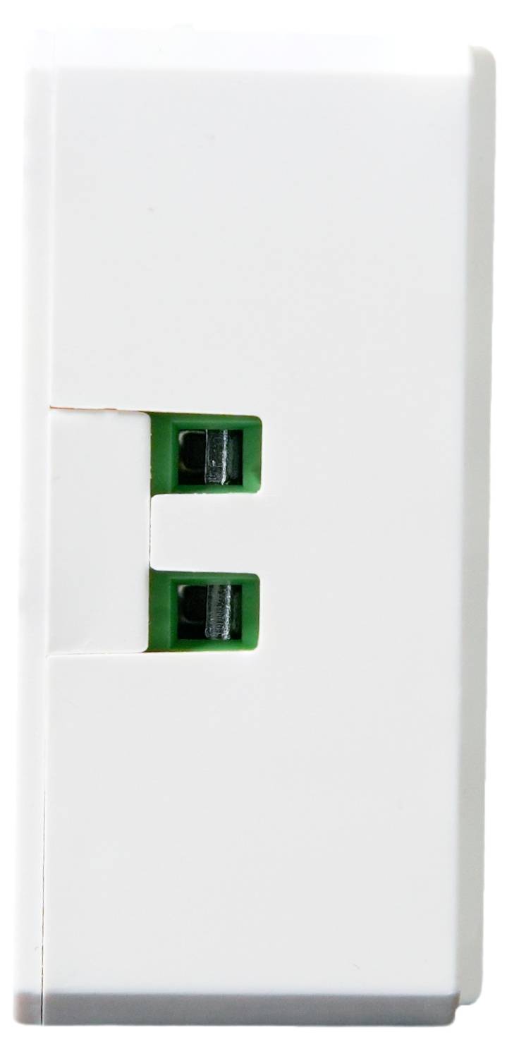 Appareil électrique rectangulaire blanc avec deux connexions vertes sur la façade, probablement un adaptateur ou une prise électrique.