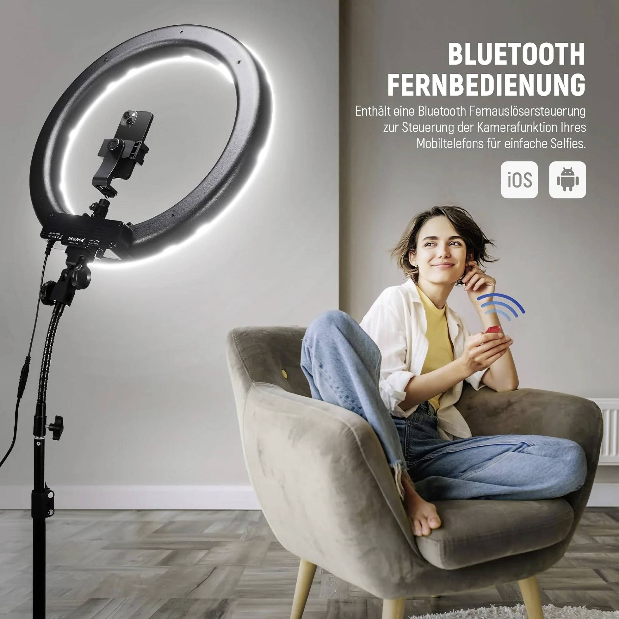 Une femme est assise souriante dans un fauteuil et regarde son smartphone. À côté, un trépied avec un éclairage circulaire. Texte : 'Télécommande Bluetooth'.