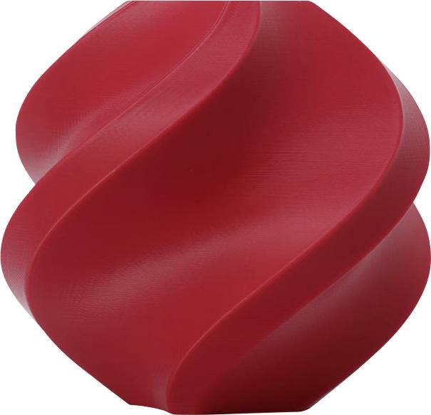 Sculpture rouge, tordue et spiralée devant un fond blanc.
