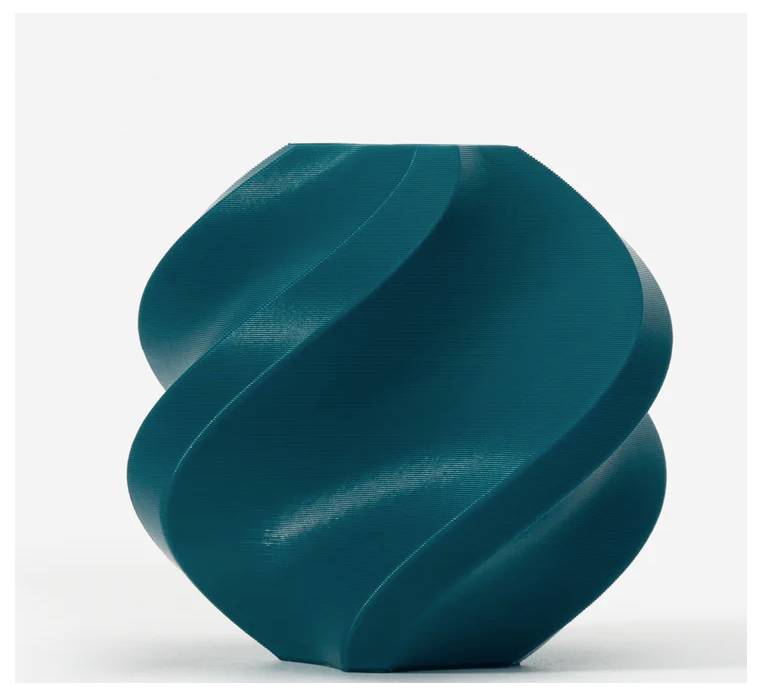 Un vase spiralé vert foncé sur un fond blanc. Le vase présente un design moderne et élégant aux courbes douces.