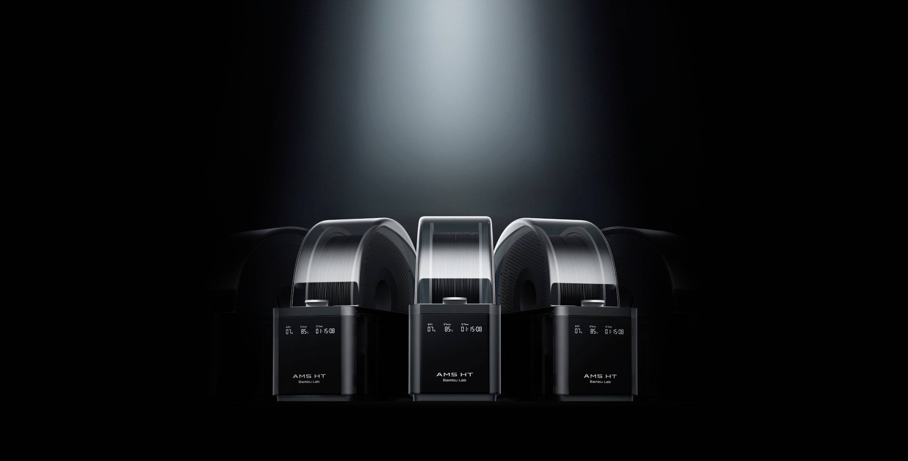 Quatre bouteilles sombres avec l'inscription 'A. R. & Men' sous un projecteur, positionnées sur un fond noir.