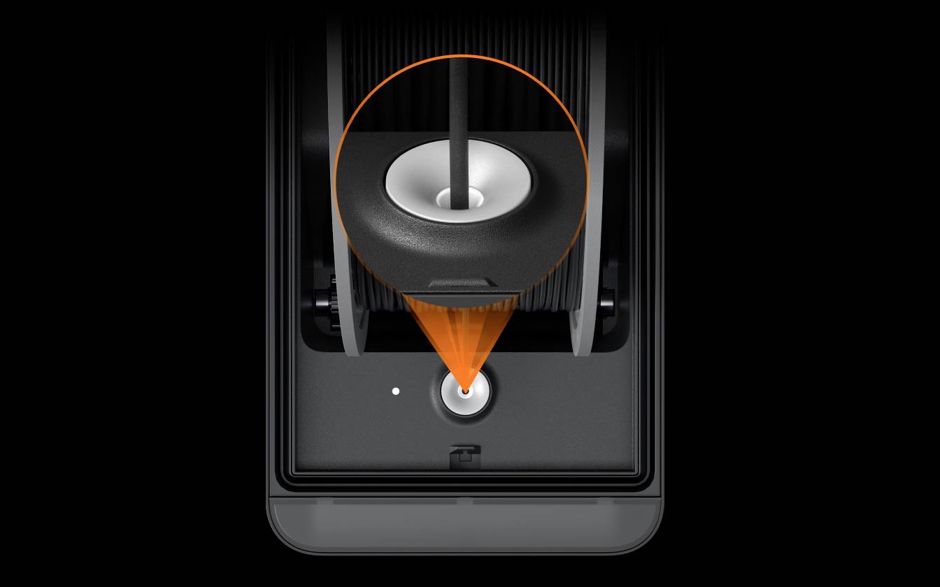 Un distributeur automatique de café présente un indicateur de niveau avec un marquage orange indiquant le bon positionnement du réservoir d'eau.