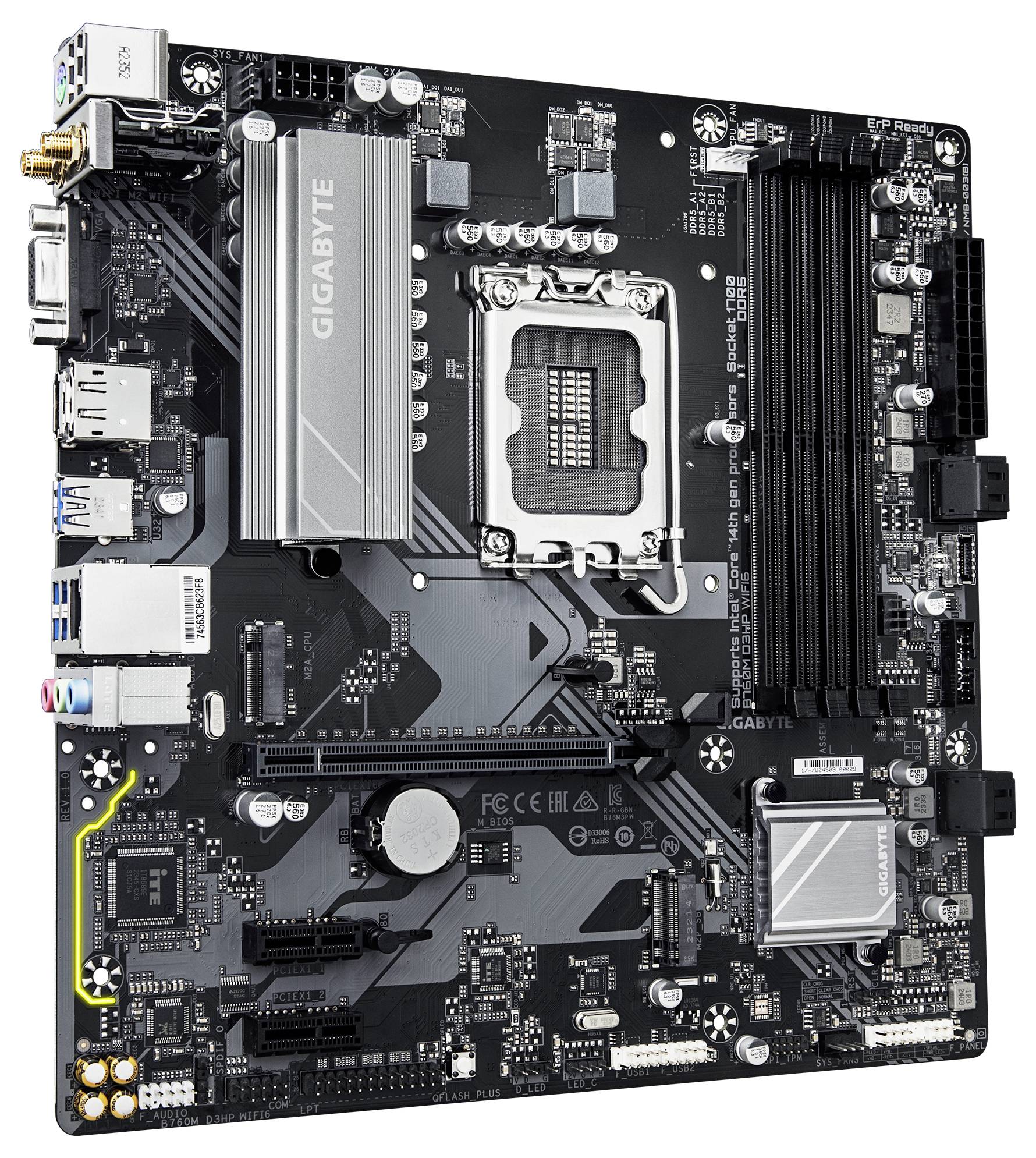 Une carte mère d'ordinateur avec différents ports et composants électroniques, comprenant des emplacements de RAM et un socket CPU. Le logo Gigabyte est visible.