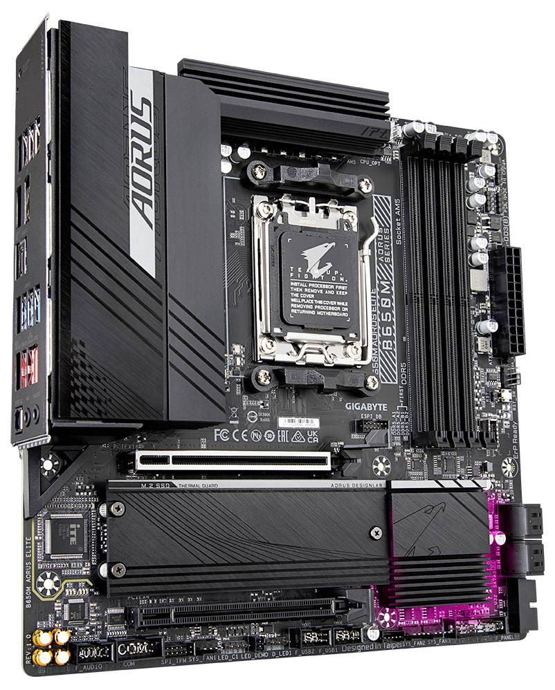 Carte mère avec l'étiquette 'AORUS Z690I ULTRA PLUS D5', montrant les connecteurs, les emplacements de RAM et le socket du processeur.