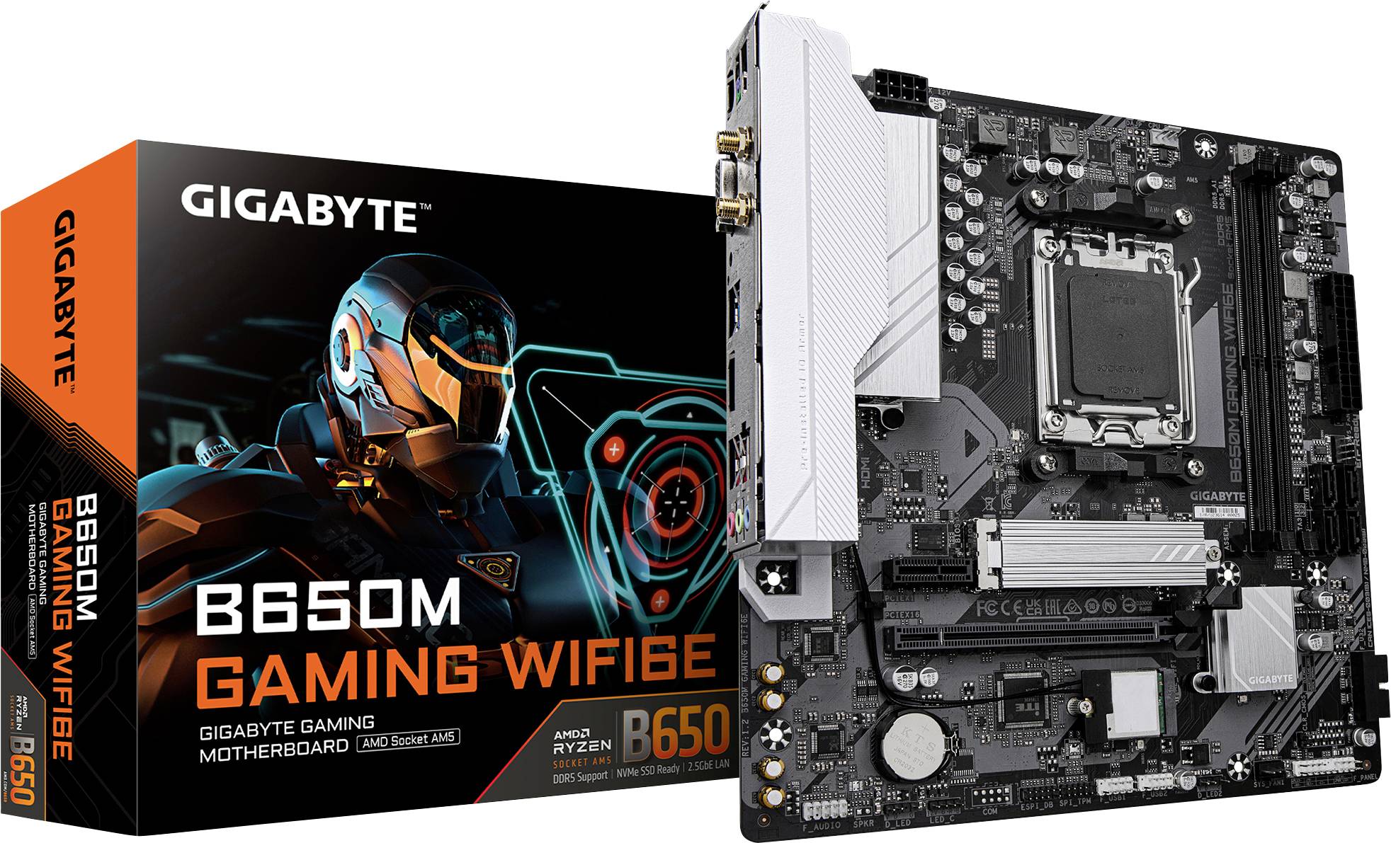 Un emballage de carte mère Gigabyte B650M Gaming WiFi à côté de la carte mère elle-même. L'emballage présente un casque futuriste.