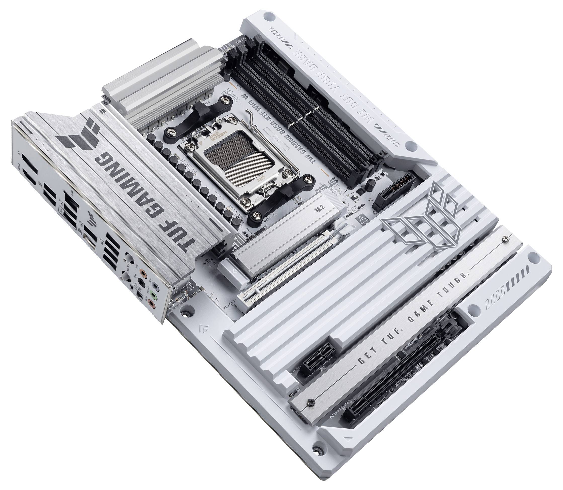 Une carte mère de gaming blanche avec plusieurs emplacements et connecteurs. Un socket CPU se trouve au centre. Des ports sont visibles à gauche.