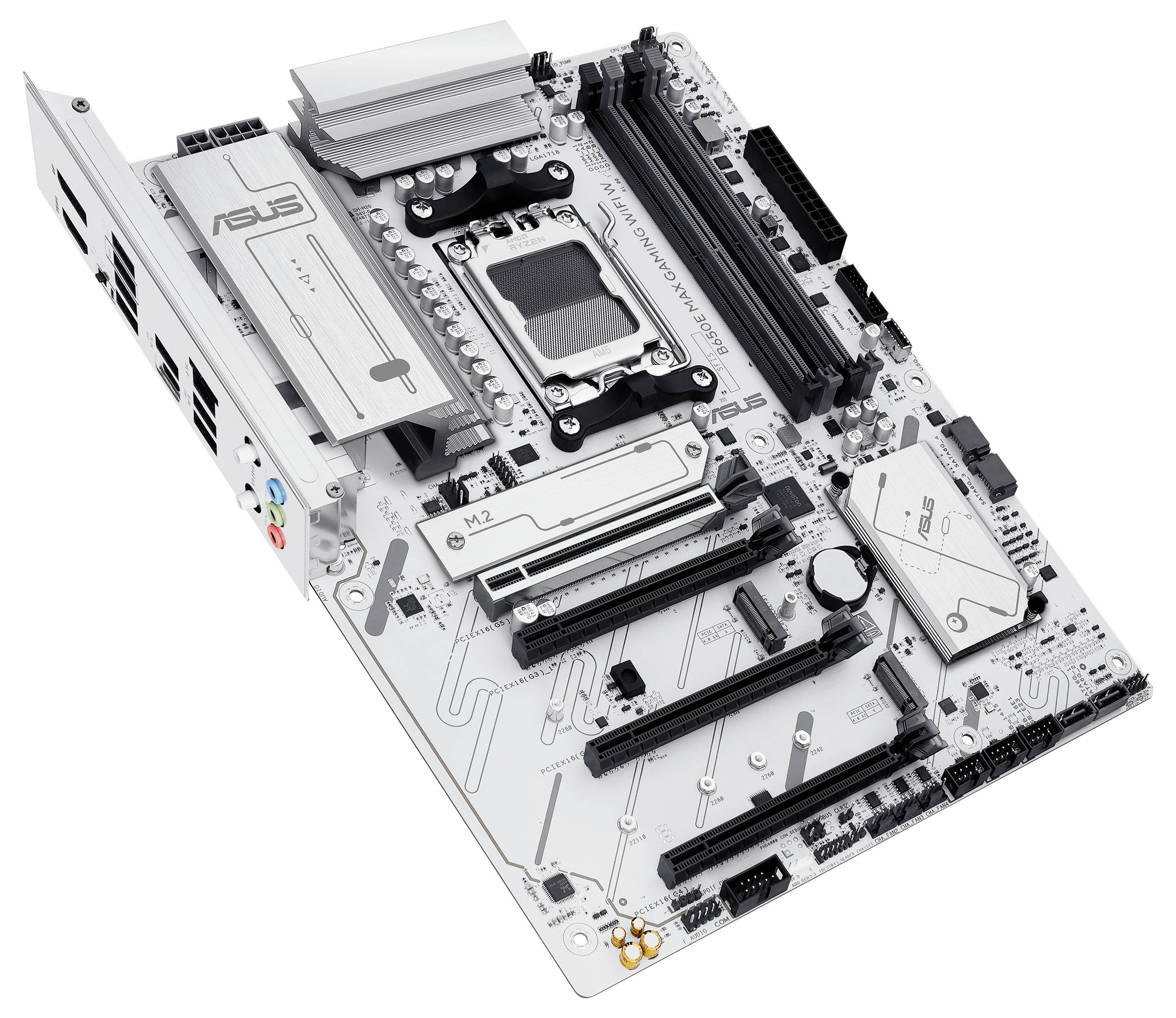 Une carte mère blanche avec plusieurs emplacements et connecteurs, comprenant des banques de mémoire RAM, un socket processeur et des emplacements PCIe.