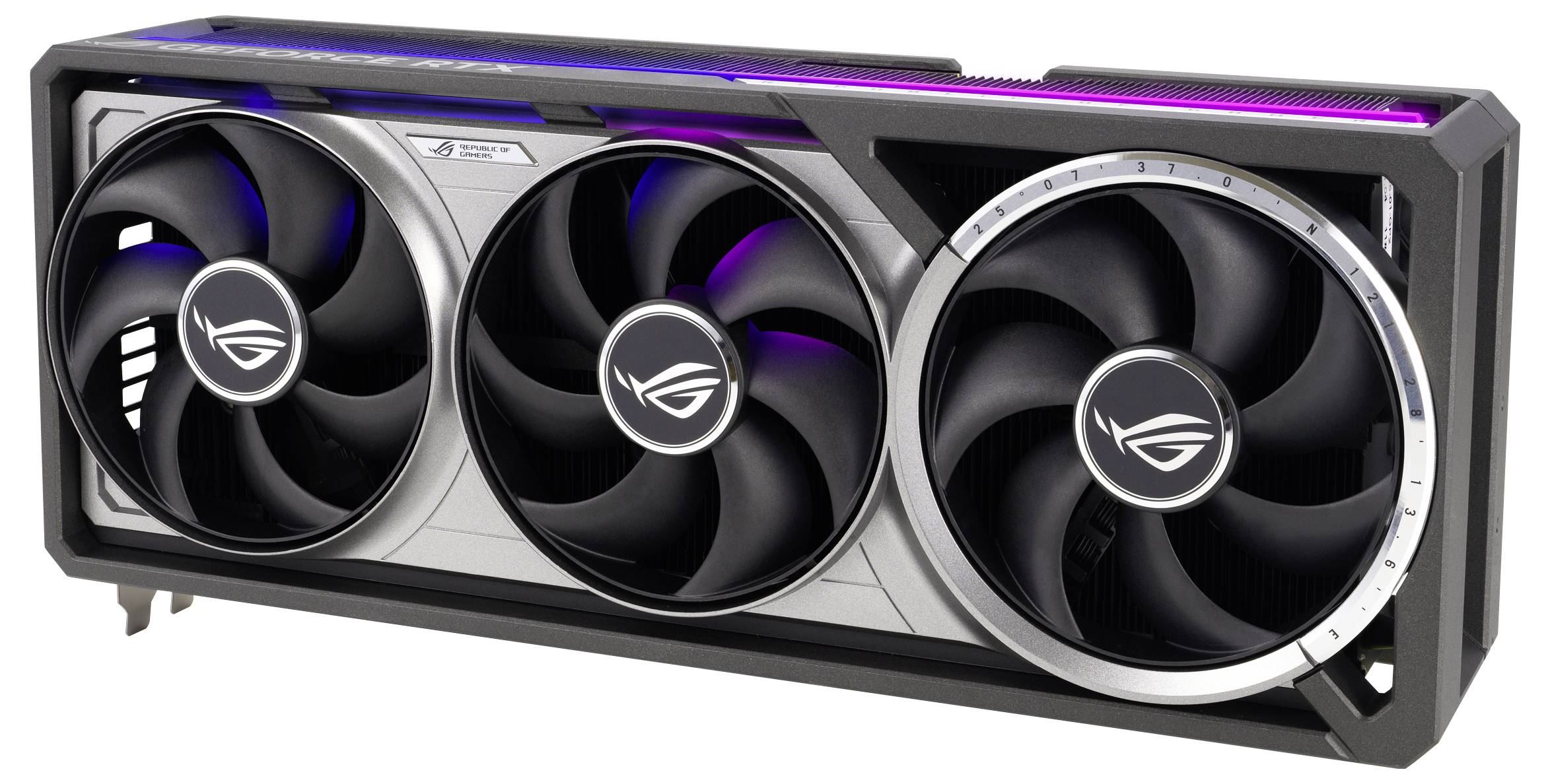 Une carte graphique avec trois grands ventilateurs et un design argent et noir, arborant le logo d'un fabricant. Adaptée pour les PC de jeux.