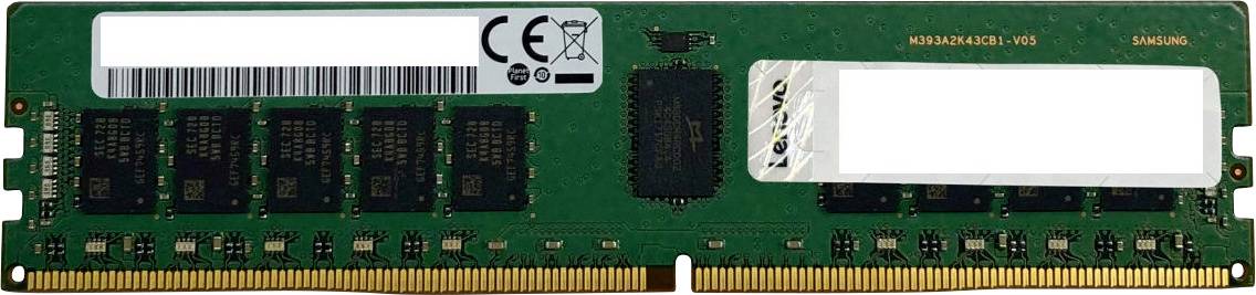 Une barrette de RAM verte avec des puces mémoire noires et des contacts dorés, flanquée d'étiquettes de fabricant et de numéros d'identification.