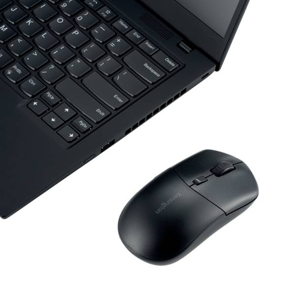 Ordinateur portable noir à côté d'une souris sans fil sur fond blanc. Les deux présentent un design moderne et minimaliste.