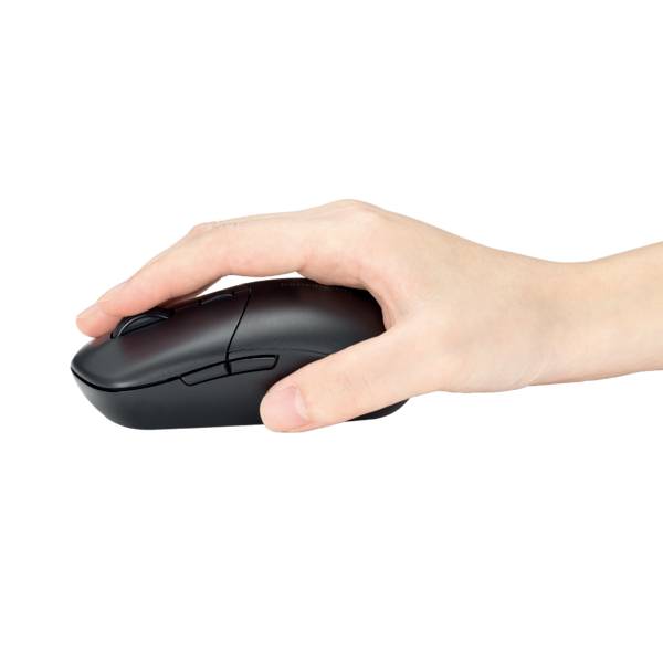 Une main tient une souris d'ordinateur noire, sur un fond blanc.